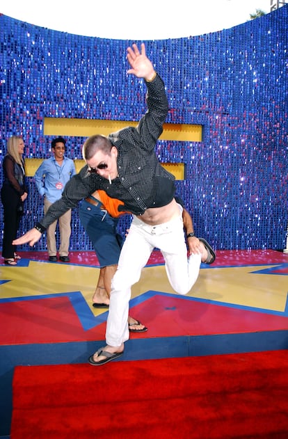 Steve-O, una de las estrellas de 'Jackass', haciendo lo suyo en la gala de los MTV Movie Awards de 2003: caerse.
