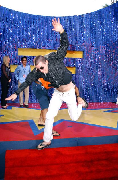 Steve-O, una de las estrellas de 'Jackass', haciendo lo suyo en la gala de los MTV Movie Awards de 2003: caerse.