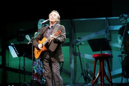 Joan Manuel Serrat, durante su actuación en Elche.