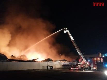 Imagen del incendio tomada por los Bomberos de la Generalitat.