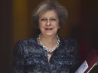 La primera ministra de Reino Unido, Theresa May, saliendo del n&uacute;mero 10 de Downing Street este martes. 