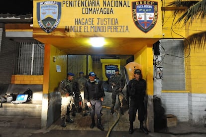 Policías y soldados custodian las puertas del penal de Comayagua, poco después de declararse el fuego.