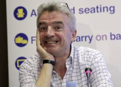 El presidente de Ryanair, Michael O'Leary, durante la presentación hoy ante los medios de su nueva campaña publicitaria en España y el anuncio de sus planes desde el aeropuerto de Madrid.