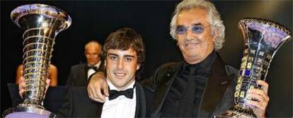 Alonso y Briatore posan con sus trofeos
