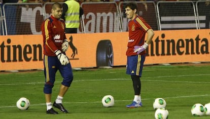 Víctor Valdés (l) and Iker Casillas during a training session in Albacete ahead of the Georgia match.
