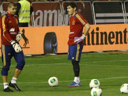 V&iacute;ctor Vald&eacute;s (l) and Iker Casillas during a training session in Albacete ahead of the Georgia match.