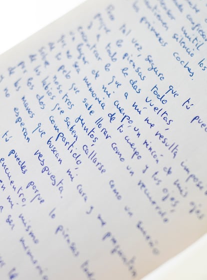 El poema ‘Tú que todo lo sabes’, copiado por el poeta para su mujer en un libro de Joan Margarit en 1994.