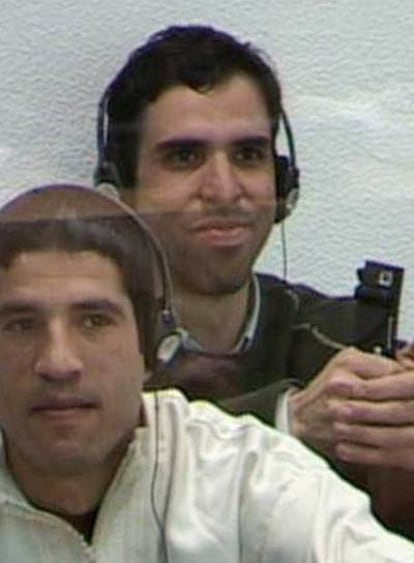 Jamal Zougam, a la derecha, y Abdelmajid Bouchar, durante el juicio.