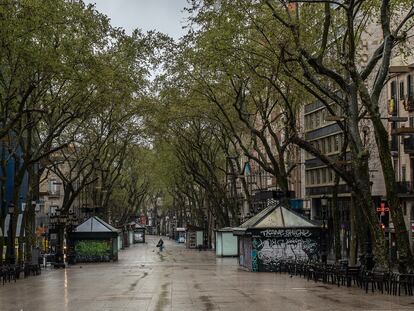 Las Ramblas de Barcelona vacías por el estado de alarma, este lunes.