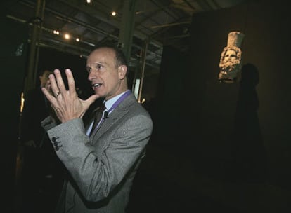 Franck Goddio, retratado ayer en la exposición <i>Tesoros sumergidos de Egipto</i>, en el antiguo Matadero de Legazpi. Detrás, un busto del dios Serapis.