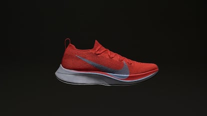 Nike revolucionó el mundo de las
zapatillas de correr con las Nike
Zoom Vaporfly 4%. Estas estaban
consideradas las deportivas más
rápidas del planeta, pues más de la mitad
de los finalistas de podio de las principales
maratones de este año las llevaban puestas.
Ahora, han subido la apuesta con Nike Zoom
Vaporfly 4% Flyknit, con una parte superior
aún más ligera y transpirable. En Europa, el
lanzamiento oficial es el 1 de octubre, pero
los fans que completen 42.195 kilómetros
en 10 días con la aplicación Nike+ Run Club
podrán acceder a una venta anticipada.