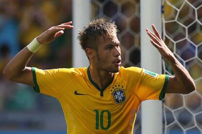 Neymar pede reação da torcida.