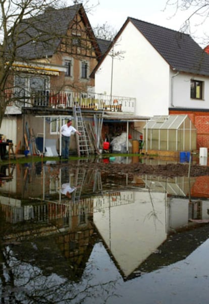 Las autoridades serbias han declarado estado de alerta en la zona de Sombor, ya que el río ha registrado este mediodía una altura de 670 centímetros y se espera que alcance los 720 en los próximos días. La alerta, que supone guardias permanentes en los diques de contención y la preparación para una eventual intervención, ha sido establecida desde la localidad de Bezdan, en la frontera con Hungría, hasta Bogojevo, en un tramo de 61 kilómetros de largo.