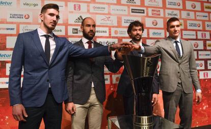 De Colo, Spanoilis, Llull y Bogdanovic, en Estambul.