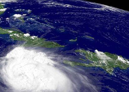 Imagen del satélice NOAA que muestra la evolución del <i>Huracán Charley</i>durante el miércoles entre las Islas Caimán y Cuba.