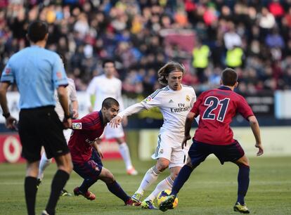 Modric trata de marcharse de Roberto Torres.