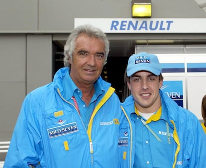 El asturiano Fernando Alonso (d), piloto de pruebas de la escudería francesa Renault F1, y el director del equipo, Flavio Briatore, en el circuito Albert Park de Melburne, el 2 de marzo de 2002. 