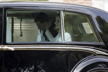 Los Reyes abandonan el palacio de la Zarzuela para dirigirse al Congreso de los Diputados, donde se celebra la ceremonia de proclamación de Felipe VI ante las Cortes Generales.