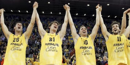 Jugadores del Herbalife Gran Canaria celebran la victoria ante el Unics Kazan.