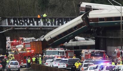 Imágen del tren descarrilado cerca de Seattle.