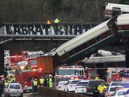 Im&aacute;gen del tren descarrilado cerca de Seattle.