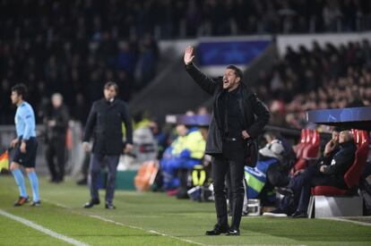 El entrenador del Atlético de Madrid, Diego Simeone, da instrucciones a los jugadores.