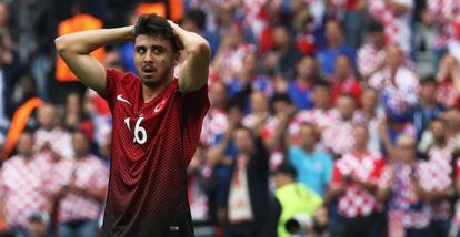 Oznan Tufan se lamenta tras la derrota ante Croacia.