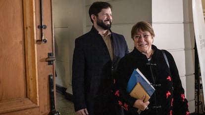 El presidente Gabriel Boric junto a la ex presidenta Michelle Bachelet en Santiago, Chile.