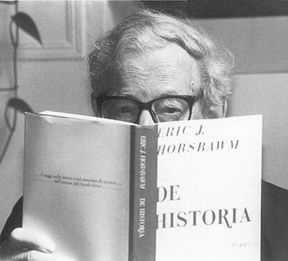 Eric Hobsbawm, detrás de uno de sus libros.