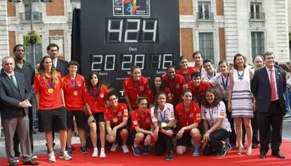 La selección española, durante la puesta en marcha del reloj que marcará la cuenta atrás para el Copa del Mundo de Baloncesto 2014
