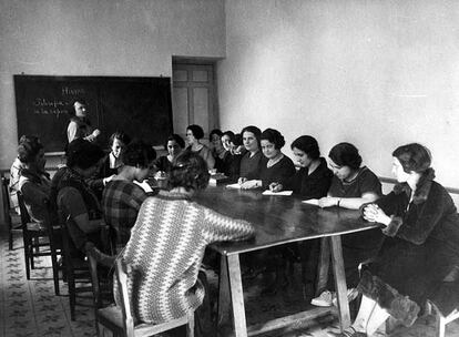 María de Maeztu dando clase en la Residencia de Señoritas.