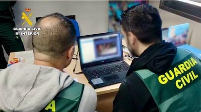 Dos agentes, durante una investigación.