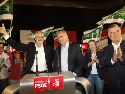 De izquierda a derecha, José Antonio Griñán, Alfonso Guerra, Soledad Cabezón y José Antonio Viera, en el mitin de cierre de campaña en Sevilla.