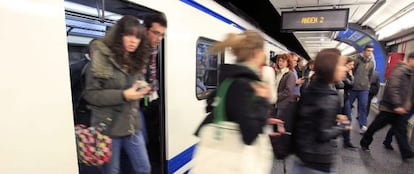 Viajeros del metro bajando de un convoy, esta mañana.