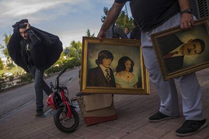 "La escena era muy icónica. Me encontraba caminando entre la gente que se disponía a meter los muebles en una furgoneta. Los cuadros de la familia, cargados de su historia, estaban ahí, mientras uno de los jóvenes venía transportando una de las bolsas con pertenencias. Me agaché frente a los cuadros y tomé la fotografía mientras el hombre pasaba junto a ellos. La imagen de los retratos junto al hombre que transportaba gigantes y pesadas bolsas sobre su espalda, lo contaba todo". La fotografía fue tomada durante el desahucio de Verónica Labradas en Madrid, en octubre de 2014.