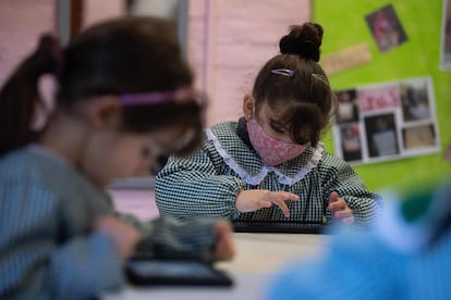 Alumnas de infantil usan la tableta, el pasado martes, en una escuela pública de Montevideo. / P. PORCIUNCULA (AFP)