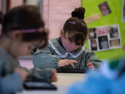 Dos niñas utilizan tablets durante una clase de preescolar, en Motevideo (Uruguay), en una imagen de archivo.