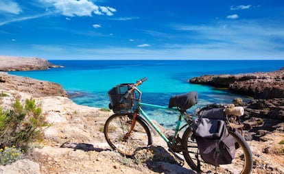 Una bicicleta en el camino litoral cerca de cala Es Talaier, al sur de Ciudadela (Menorca).