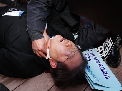 Lee Jae Myung, líder de la oposición surcoreana, tras ser herido este martes en Busán.
