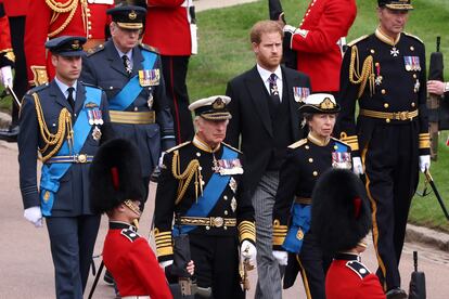 Guillermo, Carlos y Enrique, durante el funeral de la reina Isabel II de Inglaterra, el 19 de septiembre de 2022 en Londres.