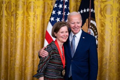 Ann Patchett y Joe Biden en la Casa Blanca, el 21 de marzo.