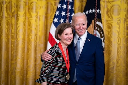 Ann Patchett y Joe Biden en la Casa Blanca, el 21 de marzo.