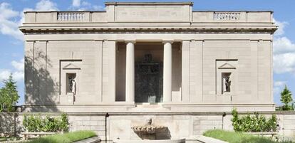 Aspecto exterior del museo Rodin con 'Las Puertas del Infierno' al fondo.