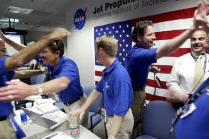 Los científicos de la NASA responsables de la misión se abrazan el pasado domingo en Pasadena (California) para celebrar el éxito.