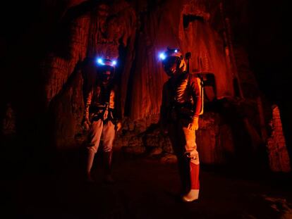 Dos 'astrolanders' investigan en la cueva de Arredondo, en Cantabria.