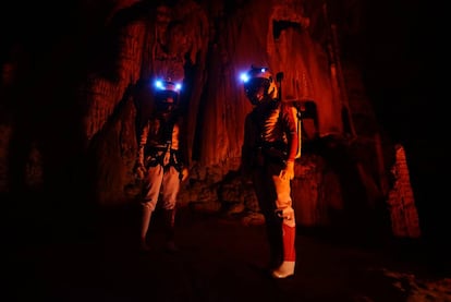 Dos 'astrolanders' investigan en la cueva de Arredondo, en Cantabria.