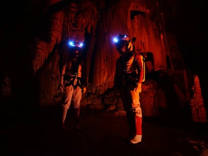 Dos 'astrolanders' investigan en la cueva de Arredondo, en Cantabria.