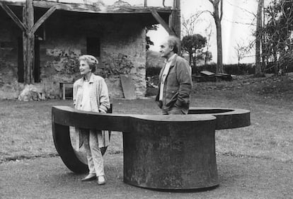 Eduardo Chillida and Pilar Belzunce in Zabalaga with the ‘Monument to Tolerance’ sculpture.