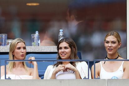 Esta es una de las pocas imágenes públicas de Karlie Kloss e Ivanka Trump. En la foto comparten palco durante el US Open de 2016 junto a la empresaria Dasha Zhukova (en el centro).