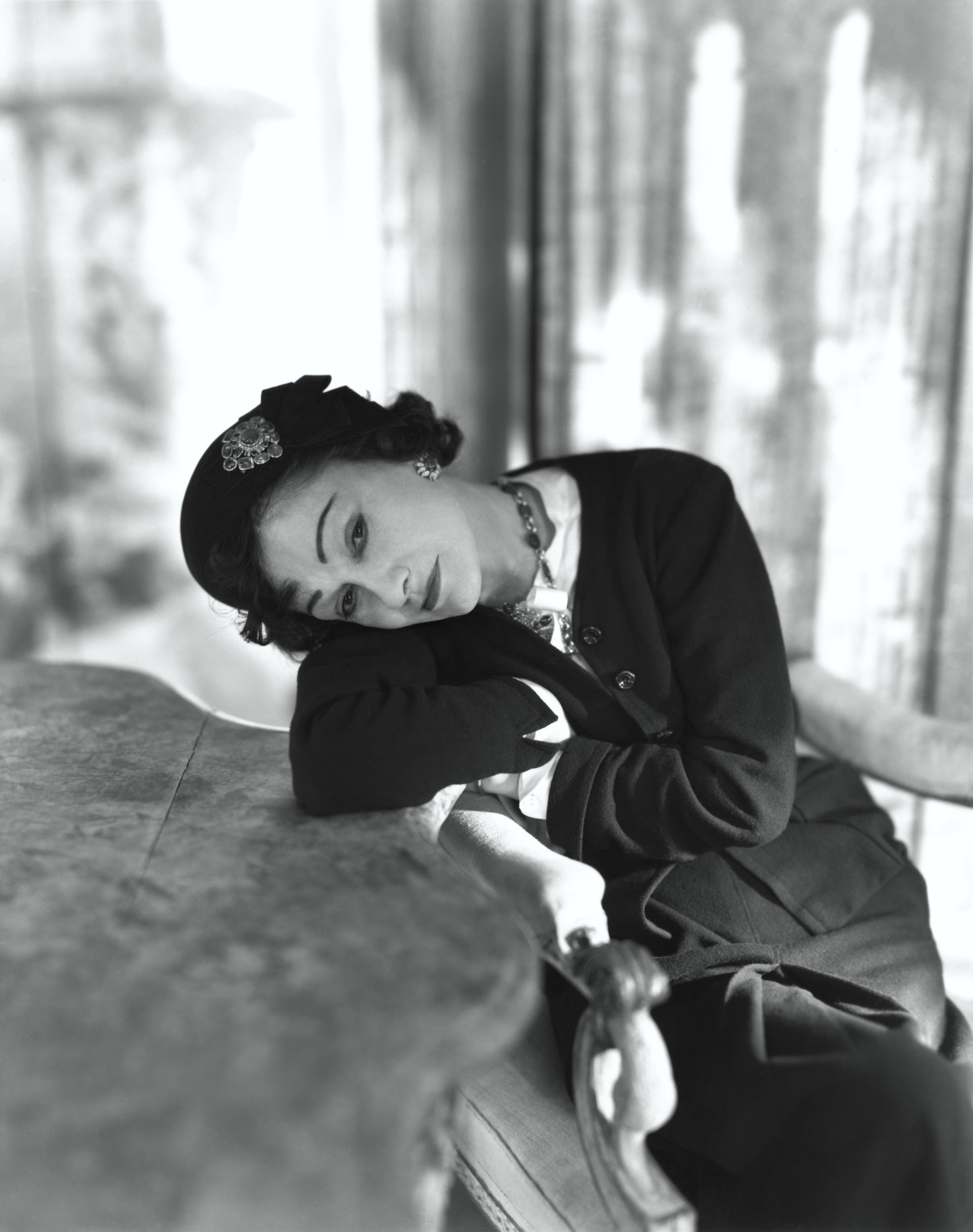 Marie-Dominique Lelièvre, la biógrafa de las celebridades francesas que está vetada en desfiles: “Chanel era antisemita, no tengo duda” 3 La diseñadora Coco Chanel en una imagen de 1954.